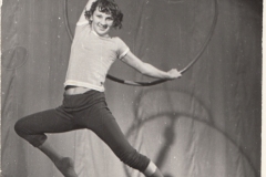 Номер «Воздушная гимнастка в кольце» репетирует Ирина Богдан, 1980-е гг.