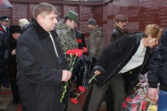 15 февраля 2012 года. Цветы к памятной плите воинского мемориала Славы.
